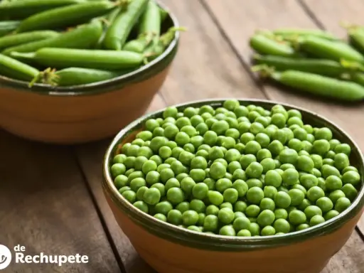 Dos cuencos llenos de guisantes frescos, uno con vainas y otro con granos sueltos. Descubre las guisantes propiedades y beneficios.