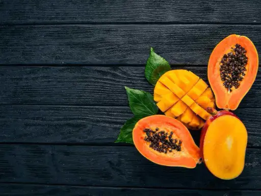 Papaya y mango cortados, ricos en enzimas digestivas naturales.