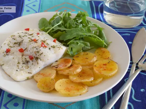 Pescado blanco con patatas y rúcula, una opción saludable para tu menú semanal de ayuno intermitente 16/8.