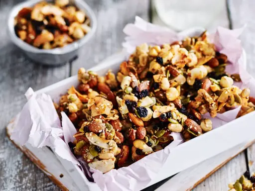 Un delicioso snack de frutos secos, semillas y pasas, perfecto para un tentempié energético.