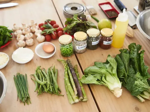 Ingredientes frescos para empezar a ser vegano: verduras, legumbres, semillas y especias.