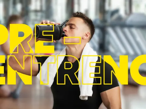 Hombre bebiendo de un termo en el gimnasio. El texto "PRE ENTREN" sugiere la pregunta: ¿cuánto dura el efecto del pre entreno?