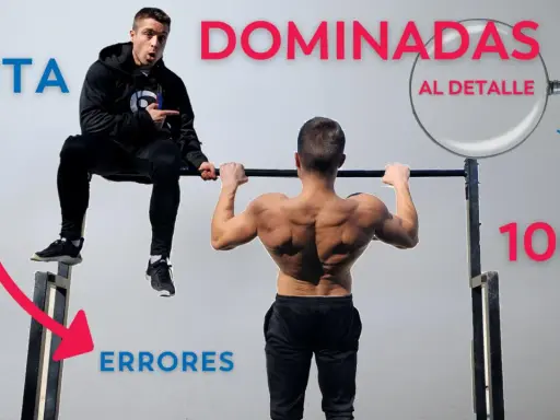 Evita errores en tus dominadas agarre prono. Un hombre realiza el ejercicio con la espalda musculosa, mientras otro señala los fallos.