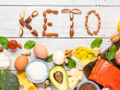 Alimentos keto: huevos, aguacate, salmón, aceite, frutos secos y brócoli. ¡Incluso se puede comer lentejas en la dieta keto!