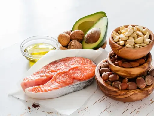 Salmón, aguacate, nueces y aceite de oliva: ingredientes clave para el omega 3 para adolescentes.