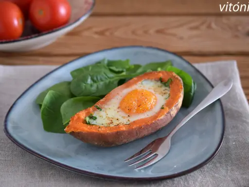 Batata rebozada con huevo y espinacas, una opción deliciosa y saludable de comidas bajas en fodmap.