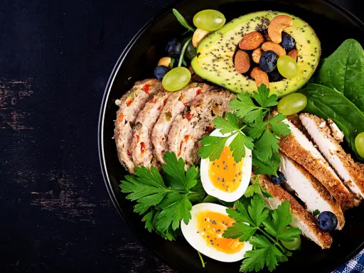 Un plato delicioso y saludable con carne, pollo, huevos, aguacate y frutos secos. Una opción perfecta para una dieta low carb.