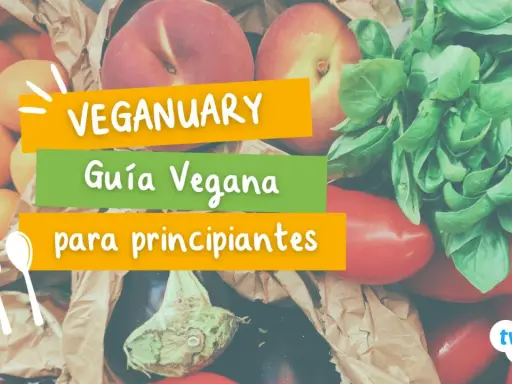 Frutas y verduras frescas, como melocotones, tomates y berenjenas, para una guía vegana para principiantes. Descubre qué no comen los veganos.