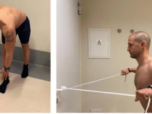Hombre realizando ejercicio de retracción escapular con banda elástica.