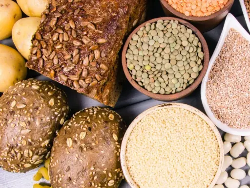 Patatas, pan integral, lentejas y cuscús: ingredientes perfectos para tus carbohidratos antes de entrenar.
