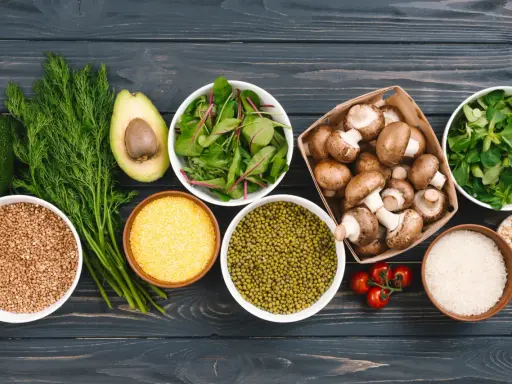 Ingredientes para una dieta baja en carbohidratos fermentables: aguacate, eneldo, champiñones, espinacas, lentejas mungo, arroz, polenta y tomates.