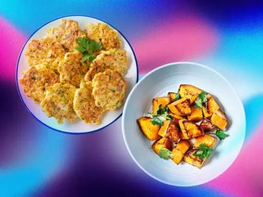 Tortitas de pollo y trozos de batata asada en platos, con fondo degradado azul y rosa.