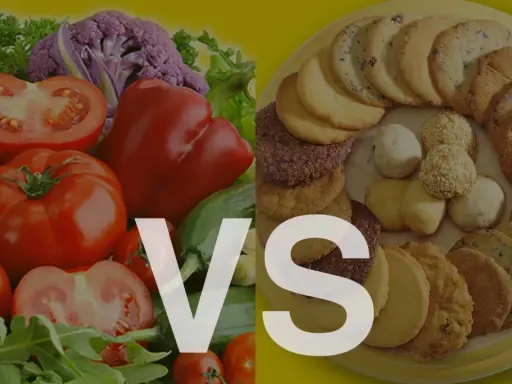 Comparación entre alimentos naturales y procesados: verduras frescas y coloridas frente a una variedad de galletas y dulces.