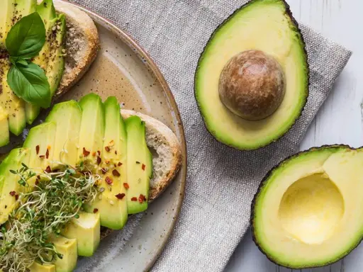 Tostadas de aguacate con brotes y especias. El aguacate, rico en grasas saludables, es un alimento nutritivo.