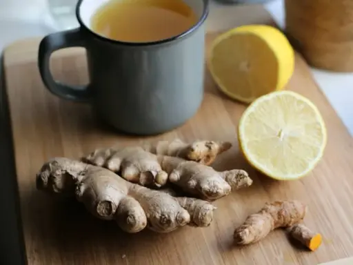 Té de jengibre y limón, ideal para aprovechar las propiedades antiinflamatorias y digestivas del jengibre.