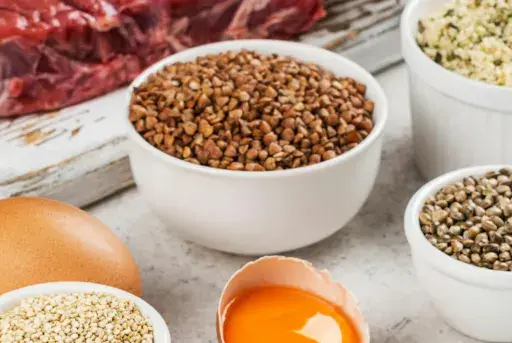Carne, huevo, tofu, trigo sarraceno, quinoa y semillas de cáñamo: alimentos que tienen aminoácidos esenciales para tu dieta.