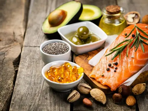 Salmón, aguacate, aceitunas, semillas de chía, frutos secos y cápsulas de aceite: alimentos ricos en grasas por kilo de peso para una dieta saludable.