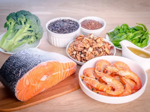 Salmón, camarones, nueces, brócoli, arroz salvaje y semillas de lino, todos son excelentes omega 6 alimentos para una dieta equilibrada.
