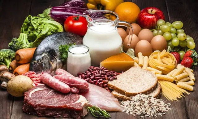 Variedad de alimentos: carnes, pescado, huevos, lácteos, frutas, verduras y carbohidratos para ganar masa muscular como pasta, pan y arroz.