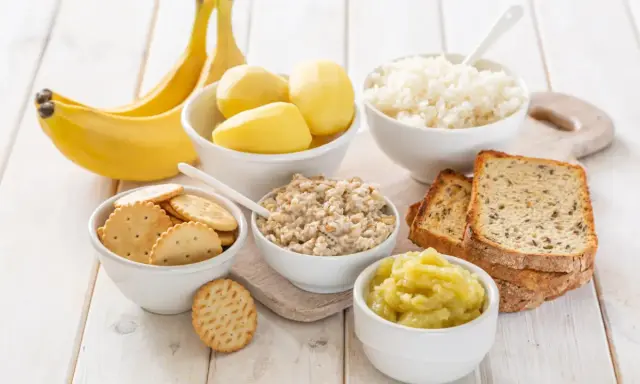 Plátanos, patatas, arroz, avena, pan y compota de manzana, algunos alimentos astringentes para una dieta suave.
