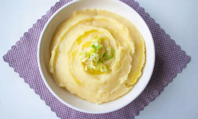 Puré cremoso con aceite de oliva y cebollino, perfecto para una dieta para engordar.