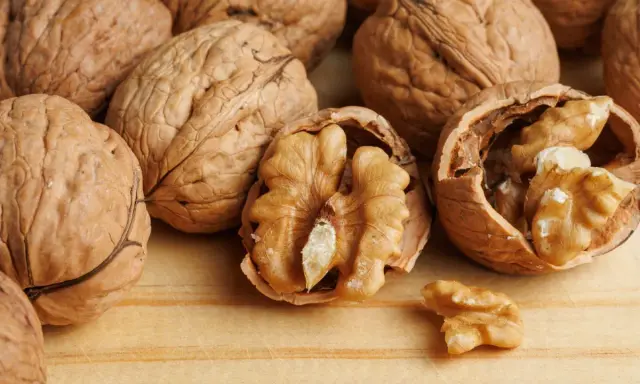 Un montón de nueces enteras y partidas, mostrando su interior arrugado. ¡Cuidado, los frutos secos engordan!