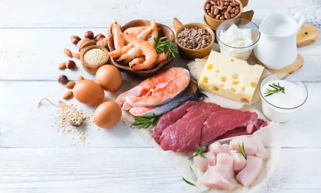 Variedad de alimentos ricos en proteínas: carne, pescado, pollo, huevos, lácteos, legumbres y frutos secos. Son clave para entender qué son los alimentos constructores.