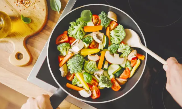 Verduras salteadas en sartén, ideal para una dieta helicobacter pylori. Brócoli, zanahoria, champiñones y tomate.
