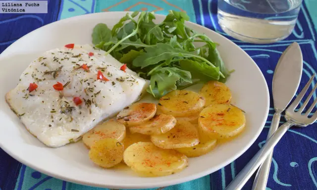 Pescado blanco con patatas y rúcula, una opción saludable para tu menú semanal de ayuno intermitente 16/8.