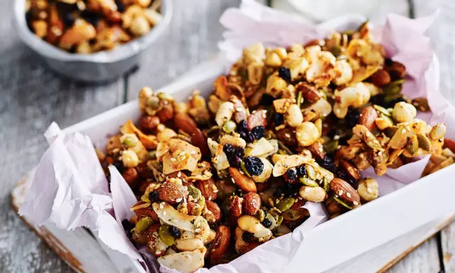 Un delicioso snack de frutos secos, semillas y pasas, perfecto para un tentempié energético.