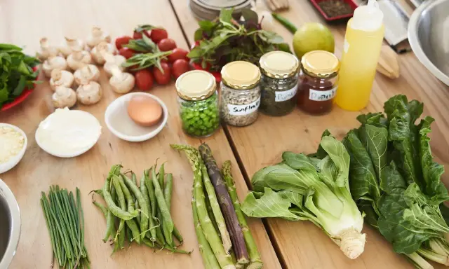 Ingredientes frescos para empezar a ser vegano: verduras, legumbres, semillas y especias.