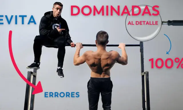 Evita errores en tus dominadas agarre prono. Un hombre realiza el ejercicio con la espalda musculosa, mientras otro señala los fallos.