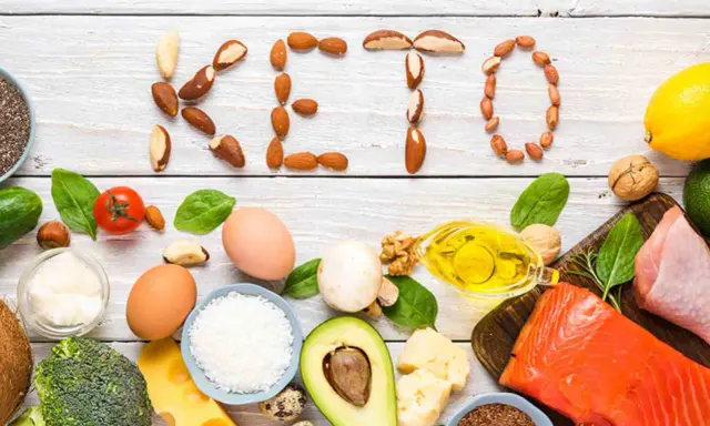 Alimentos keto: huevos, aguacate, salmón, aceite, frutos secos y brócoli. ¡Incluso se puede comer lentejas en la dieta keto!