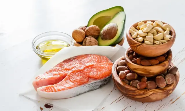Salmón, aguacate, nueces y aceite de oliva: ingredientes clave para el omega 3 para adolescentes.
