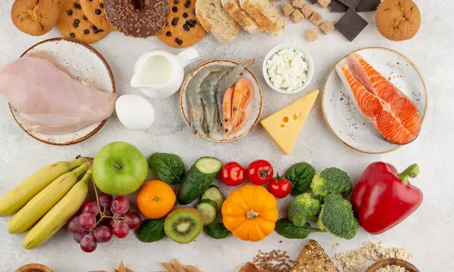 Diversos alimentos, incluyendo frutas, verduras, carnes, lácteos y granos. Algunos alimentos procesados cuales son: galletas, donas, pan y chocolate.