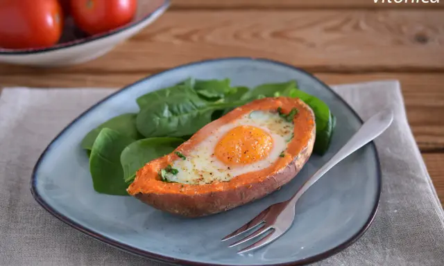 Batata rebozada con huevo y espinacas, una opción deliciosa y saludable de comidas bajas en fodmap.