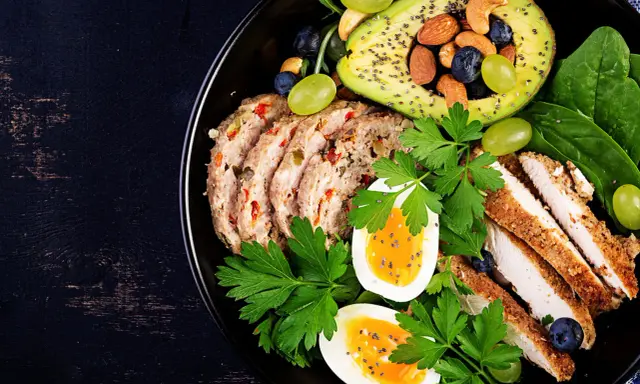 Un plato delicioso y saludable con carne, pollo, huevos, aguacate y frutos secos. Una opción perfecta para una dieta low carb.