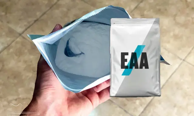 Un paquete abierto de polvo blanco, con un paquete de EAA al lado. ¿EAA para qué sirve? Para la recuperación muscular.