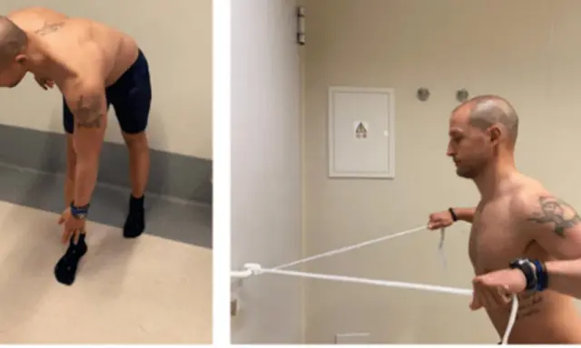 Hombre realizando ejercicio de retracción escapular con banda elástica.