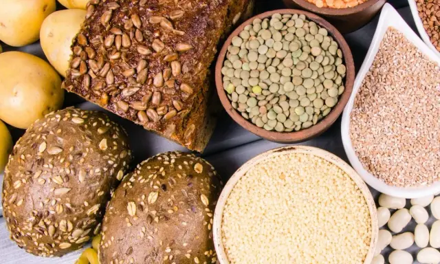 Patatas, pan integral, lentejas y cuscús: ingredientes perfectos para tus carbohidratos antes de entrenar.