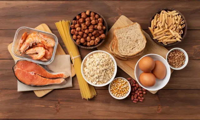 Salmón, camarones, avena, pan, pasta, huevos, lentejas, cacahuates y maíz. Todos son fuentes de proteína, esencial para formar cada aminoácido.