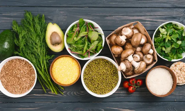 Ingredientes para una dieta baja en carbohidratos fermentables: aguacate, eneldo, champiñones, espinacas, lentejas mungo, arroz, polenta y tomates.