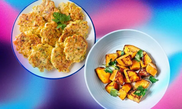 Tortitas de pollo y trozos de batata asada en platos, con fondo degradado azul y rosa.