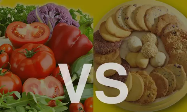 Comparación entre alimentos naturales y procesados: verduras frescas y coloridas frente a una variedad de galletas y dulces.