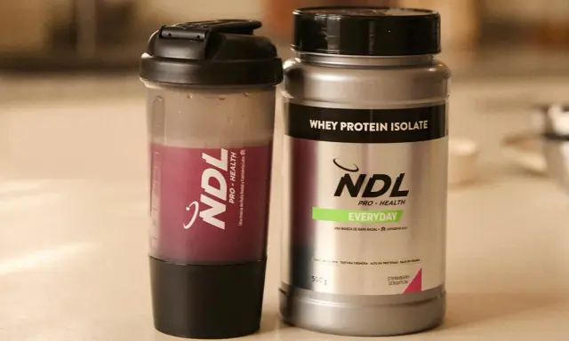 Batido de proteína NDL y su envase. ¿Cuántos scoops de proteína tomar? Elige tu sabor favorito.
