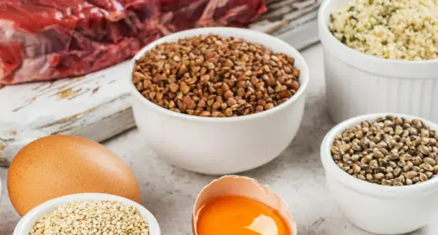 Carne, huevo, tofu, trigo sarraceno, quinoa y semillas de cáñamo: alimentos que tienen aminoácidos esenciales para tu dieta.