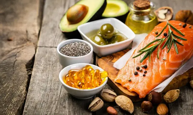 Salmón, aguacate, aceitunas, semillas de chía, frutos secos y cápsulas de aceite: alimentos ricos en grasas por kilo de peso para una dieta saludable.