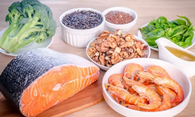 Salmón, camarones, nueces, brócoli, arroz salvaje y semillas de lino, todos son excelentes omega 6 alimentos para una dieta equilibrada.