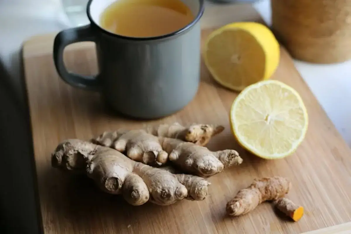 Té de jengibre y limón, ideal para aprovechar las propiedades antiinflamatorias y digestivas del jengibre.