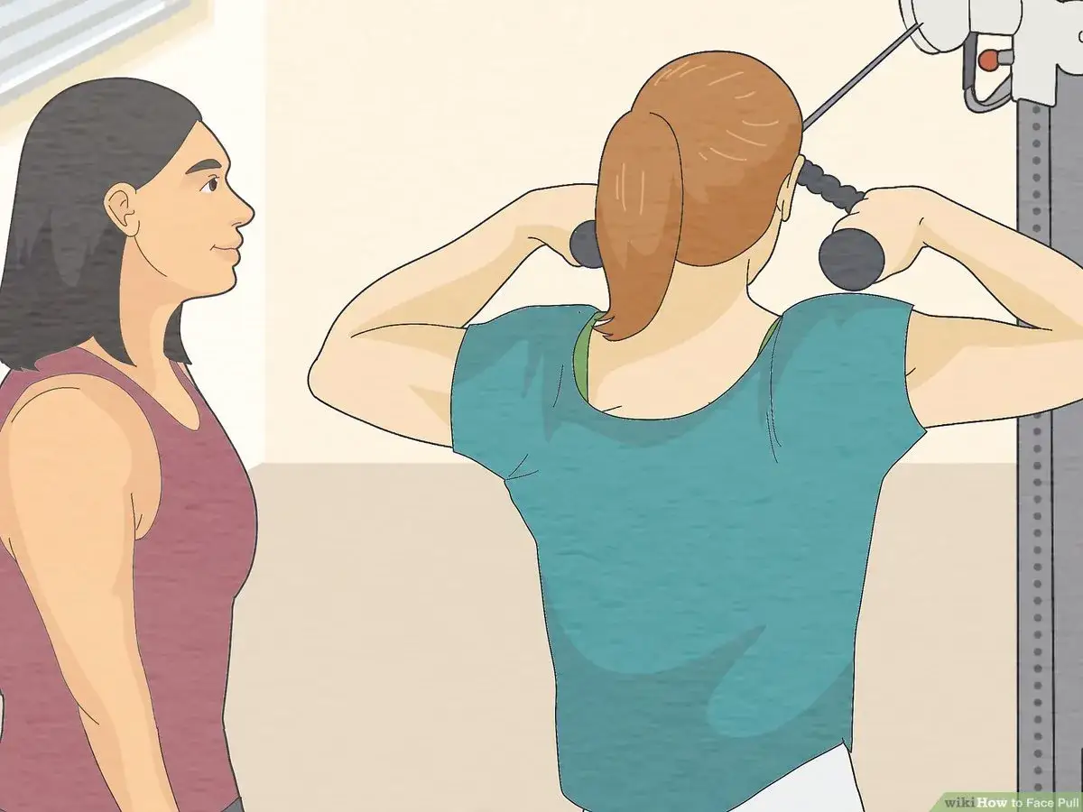 Mujer realizando ejercicio de face pull en polea alta, con otra mujer observando.